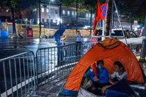 Người dân cắm trại từ đêm 26/8 chờ xem sơ duyệt diễu binh