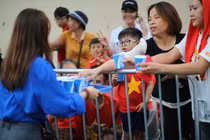 Tình nguyện viên phát nước miễn phí cho người dân xem sơ duyệt diễu binh