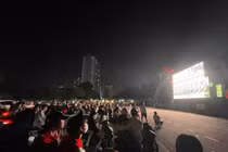 Người dân hào hứng xem sơ duyệt diễu binh, diễu hành qua màn hình LED cỡ lớn