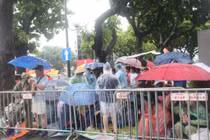 Bất chấp mưa gió, người dân xếp hàng chờ xem sơ duyệt diễu binh A80