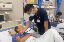 Cứu sống người đàn ông đột quỵ thân nền nguy hiểm khi đang uống bia