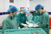 Phẫu thuật cấp cứu bệnh nhi 10 tuổi bị xoắn tinh hoàn ở Phú Thọ