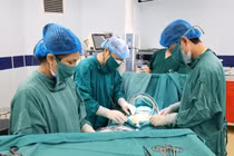 Phẫu thuật cấp cứu bệnh nhi 10 tuổi bị xoắn tinh hoàn ở Phú Thọ