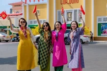 Chợ Bến Thành ‘khoác áo mới’, người dân ùn ùn đến check-in