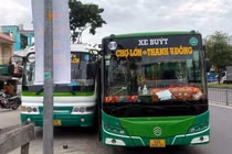Tạm đình chỉ hai tài xế xe buýt rượt đuổi, va chạm nhau 