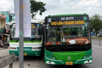 Tạm đình chỉ hai tài xế xe buýt rượt đuổi, va chạm nhau 