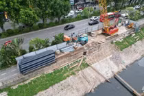 Công trường xử lý nước thải Yên Xá cắt đôi đường cho xe đạp