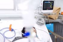 Hành động giúp cô gái thoát chấn thương đầu khi nhảy khỏi tòa nhà bốc cháy 