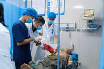 Máy bóc gỗ lóc luôn cả da cánh tay người làm