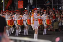 Đông nghịt người dân khu vực Tràng Tiền chào đón đoàn hợp luyện diễu binh