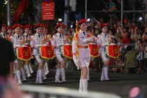 Đông nghịt người dân khu vực Tràng Tiền chào đón đoàn hợp luyện diễu binh