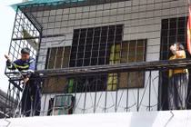 Người dân tháo dỡ "chuồng cọp" sau vụ cháy chung cư Độc Lập