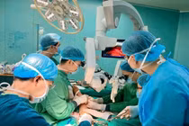 Nhiễm trùng hoại tử mất khả năng đi lại vì dao chém đứt gân không biết