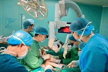 Nhiễm trùng hoại tử mất khả năng đi lại vì dao chém đứt gân không biết