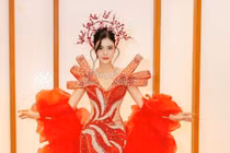 Á hậu Kim Khỏe diện đầm dạ hội tuyệt đẹp trên sàn diễn 