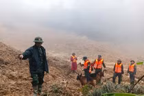 Sử dụng Flycam, chó nghiệp vụ tìm người mất tích do sạt lở núi ở Đà Nẵng