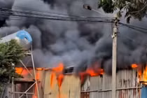 Cháy lớn tại bãi phế liệu ở TP Hồ Chí Minh đe dọa nhiều nhà xưởng