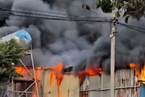 Cháy lớn tại bãi phế liệu ở TP Hồ Chí Minh đe dọa nhiều nhà xưởng