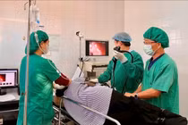 Nội soi lấy sợi thép xuyên thành dạ dày bệnh nhân 68 tuổi