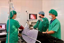 Nội soi lấy sợi thép xuyên thành dạ dày bệnh nhân 68 tuổi