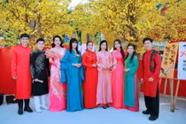 Dàn nghệ sĩ diện áo dài đón xuân sớm tại Lễ hội Tết Việt