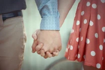 Bố mẹ trắng tay sau bão lũ, hành động của chồng khiến tôi rơi nước mắt 