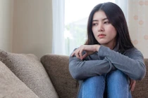 Chồng chăm sóc người yêu cũ, vợ chết lặng khi biết sự thật 