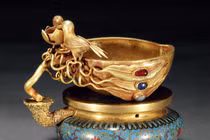 Lão nông làm vườn phát hiện mộ cổ chứa báu vật bằng vàng nặng 10kg