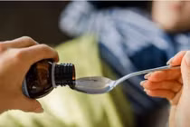 Siro ho nghi gây tử vong cho 2 trẻ Ấn Độ, bác sĩ bất tỉnh khi uống thử