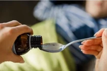 Siro ho nghi gây tử vong cho 2 trẻ Ấn Độ, bác sĩ bất tỉnh khi uống thử