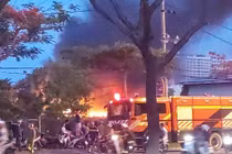 Cháy dữ dội cạnh cửa hàng xăng dầu tại Đà Nẵng