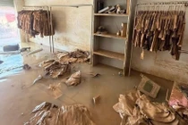 Thiệt hại 600 triệu sau cơn lũ, chủ tiệm thời trang khóc nghẹn