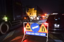 Ùn ứ kéo dài trên cao tốc Thái Nguyên - Hà Nội do ngập lụt