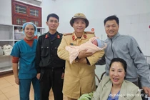 Sản phụ sắp sinh giữa cao tốc, CSGT dùng xe đặc chủng mở đường đi cấp cứu