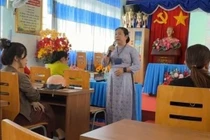 Phụ huynh bức xúc khi phát hiện thịt heo chuyển màu xanh đưa vào trường học