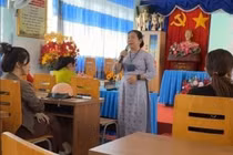 Phụ huynh bức xúc khi phát hiện thịt heo chuyển màu xanh đưa vào trường học