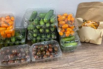 Mang đồ quê lên biếu, người phụ nữ bất ngờ trước hành động của thông gia giàu