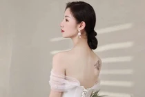Váy cưới tối giản của cô dâu hiện đại