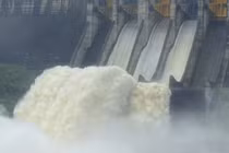 TP Huế mưa trắng trời, thuỷ điện tăng cường xả lũ