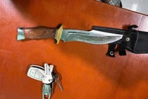 Nghi phạm đâm hai anh em trên cầu Dục Thanh đến cơ quan công an đầu thú