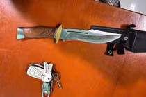 Nghi phạm đâm hai anh em trên cầu Dục Thanh đến cơ quan công an đầu thú