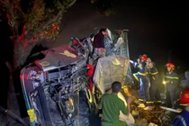 Giải cứu tài xế mắc kẹt trong cabin xe đầu kéo bị lật ở Lai Châu