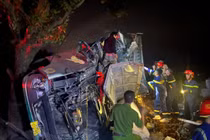 Giải cứu tài xế mắc kẹt trong cabin xe đầu kéo bị lật ở Lai Châu