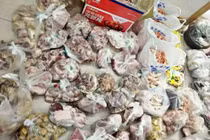 Không về quê ăn Tết, người phụ nữ được mẹ 'tiếp tế' 7 thùng quà