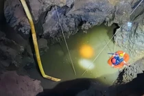 Giây phút tìm nạn nhân nghi rơi "hố tử thần" ở Bắc Kạn