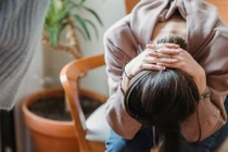 Vợ sốc khi chồng xin ở lại chăm sóc người yêu cũ 