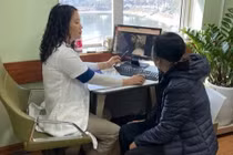 Xách đồ nặng mỗi ngày, thói quen nhỏ âm thầm 'bào mòn' khớp