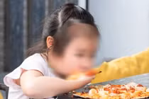 Những thực phẩm khiến trẻ dậy thì sớm