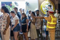 Diễn biến nóng tại phố cà phê đường tàu ở Hà Nội