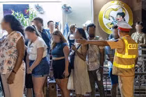 Diễn biến nóng tại phố cà phê đường tàu ở Hà Nội